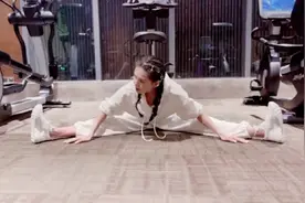 54岁李若彤扎双麻花辫健身，轻松完成劈叉，状态不输妙龄少女图片