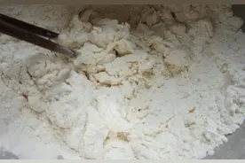 一碗“面粉”倒进锅里搅一搅，5分钟后出锅，6块一碗排队买图片