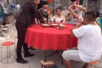 搞笑GIF：以后再也不跟老丈人打牌了，姜还是老的辣图片