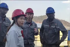 非洲矿山上的中国姑娘们图片