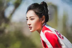 赵圆瑗真是别出心裁，红色印花运动外套配牛仔裤，时髦洋气又减龄图片