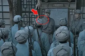 亮剑中一处细节：李云龙给士兵换新被服，自己的领口磨破了却没换图片