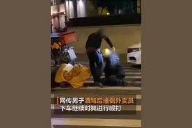 路虎车主撞倒女外卖员后扇其耳光，路人将其踹开构成正当防卫吗？图片