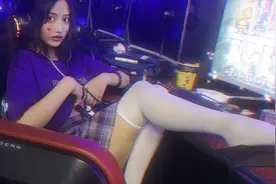 小说：我爬阳台帮隔壁美艳邻居关窗，浑身淋透，她：快洗个热水澡图片