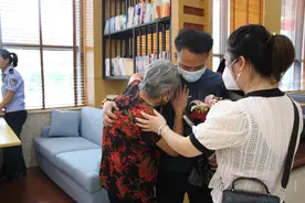 这声迟到的“妈妈”，让她苦等了32年图片