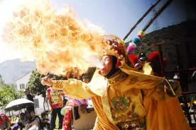 装在花瓶里、只露出脑袋的花瓶姑娘，这种江湖骗术是怎么做到的图片
