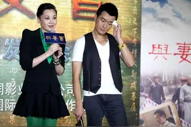 许晴的身材真惹人叹，年轻人不敢穿的绿丝袜，被她穿出了女人味图片