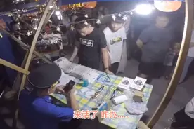 咋回事？城管也摆摊了？还挣了不少钱图片