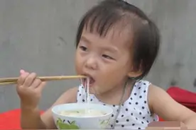 孩子几岁用筷子较好？是这个模仿能力最强的时候，过早过晚都不好图片