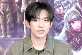 易烊千玺拍戏NG最多的一次，扔16次石子还要打水漂，直呼太累了图片