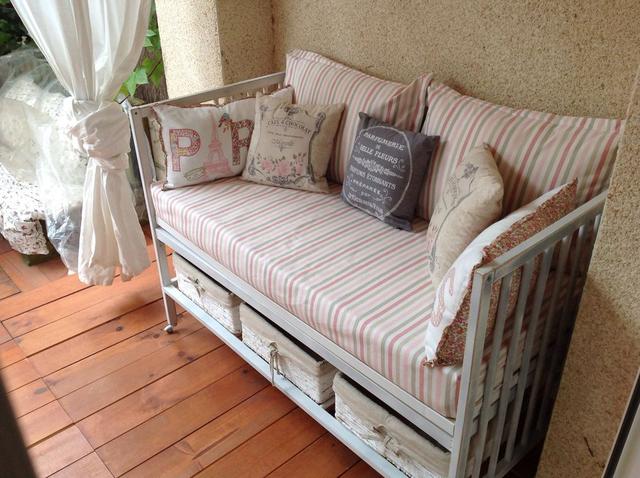 谁说孩子大了,婴儿床就要扔?拆掉一侧护栏改沙发,又省上千大洋