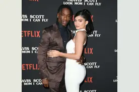 凯莉·詹娜分享身穿蓝色衣服的照片，粉丝据此推测，她怀的是男孩图片