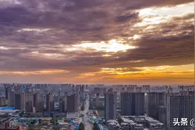 经过一夜的雨水洗礼，郑州的天空五彩缤纷，靓丽异常图片