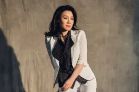 刘琳美得低调，身穿一套浅色的小西装，气质感真是爆棚，优雅极了图片