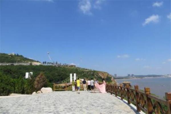 葫芦岛十大著名旅游景点，兴城古城兴建于明朝初年间，它在目前也属于是我国保存得最完整明朝古城之一