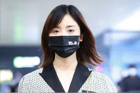 被瘦下来的沈月惊艳了，长裙配短发走机场，又甜又酷重回颜值巅峰图片