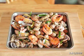 花费百元做了个网红海鲜锅，食材丰富味道好，网友：看得我咽口水图片