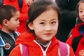 7岁女孩因笑走红网络，面对“网红诱惑”，父母回应令人点赞图片