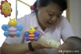 有种“坑娃”叫用开水烫奶瓶，省是省事了，伤害的其实是孩子图片