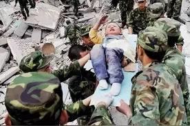 汶川地震，被解放军救出的3岁“敬礼娃娃”，长大后再寻当年恩人图片