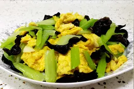 芹菜木耳炒鸡蛋地道家常菜的做法，脆嫩鲜香，下饭又解馋图片