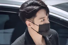 张艺兴录制少年真空深V西装帅气撩人，今天也是被张PD圈粉的一天图片