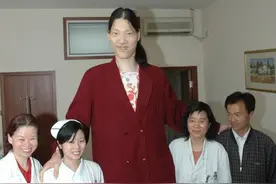 湖南“女巨人”：14岁身高超姚明，在18岁因病离去，家人捐献遗体图片