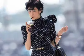 看完54岁铃木保奈美的“夏季装扮”才明白，穿搭真的能惊艳时光图片