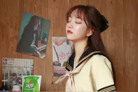 甜美少女学生装艺术照图片