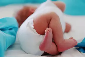 宝宝停止使用纸尿裤的时期，妈妈最好关注一下图片