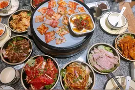 去吃烤肉，服务生问你用不用换纸？其实是“暗示”，不懂会被笑话图片