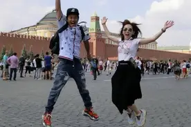 孙耀威携老婆国外度假，穿搭休闲气质好，陈美诗留锁骨发不像39图片