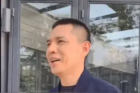 前央视名嘴赵普离职后当网红，年近50岁依然精神抖擞，充满正能量图片