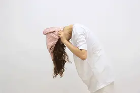 女生头发太长懒得洗，怎么办？试试这2个方法，简单有效图片