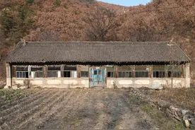 深山老宅，人去屋空，徒留无端揣测图片