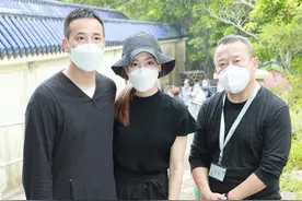 曾志伟送太太朱锡珍出殡，与曾国祥及儿媳黑衣现身满脸憔悴图片