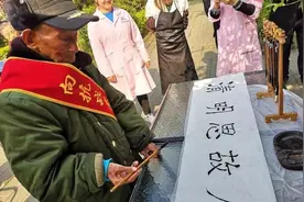 2005年,四川一老农戴勋章被嘲,直到登上电视,村民才知其真实身份图片