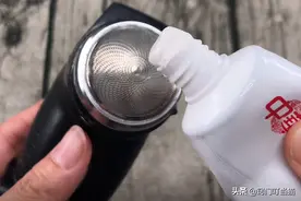 把牙膏抹在剃须刀上，作用真是厉害了，解决了很多男性朋友的烦恼图片