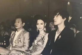 2010年《神话》剧组，张萌穿衣暴露，胡歌：我把茶杯丢过去图片