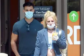 小甜甜布兰妮和小12岁男友订婚！昔日巨星变大妈，身材发福认不出图片