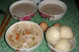 用酵母粉蒸馒头，放食用碱、放小苏打都不对，放点它才是正确做法图片