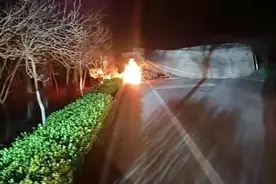 衡水枣强：两车相撞引发大火，一人被困图片
