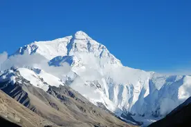 位于中国西藏与尼泊尔交界处的喜马拉雅山脉中段，是世界最高峰图片