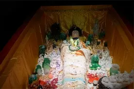 1984年，慈禧陵墓开启，专家发现慈禧下体竟还穿着金丝裤子图片