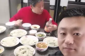 赵本山徒弟宋晓峰晒近照，和妈妈同框出镜，背后一墙名酒超吸睛图片