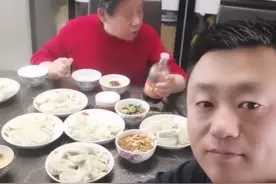 赵本山徒弟宋晓峰晒近照，和妈妈同框出镜，背后一墙名酒超吸睛图片
