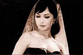 香港艳星狄娜：一脱成名，迷倒1000多个男人？她的一生堪称传奇图片