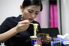 怀孕后老是忍不住吃方便面，又怕对胎儿不好，听听营养师怎么说图片