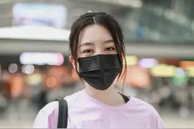 筷子兄弟王太利之女王婉辰现身机场！俏皮紫色泡泡糖你pick了吗图片