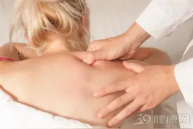 肩膀痛就是肩周炎？医生：原因多半是这4种之一，附解决办法图片